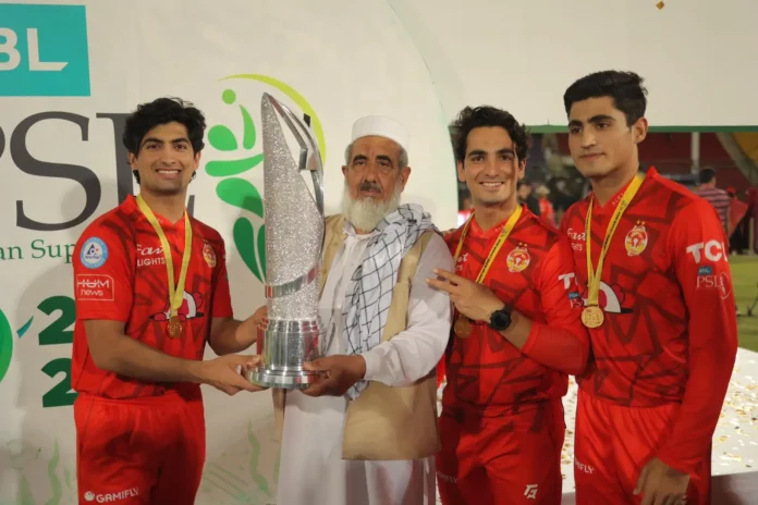 Naseem Shah Brothers and Father with PSL Trophy